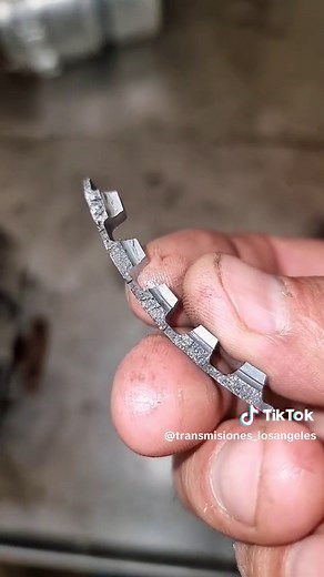 Esta falla comun se resenta en la transmision 62TE de Dodge y Chrysler, se revienta el embrague en la parte del seguro y por ende el embrague no aplica, esto es en el clutch de baja y se pierde la reversa #Chrysler #townandcountry #Dodge #GrandCaravan #62TE #transmisionesautomaticas #transmisioneslosangeles