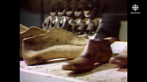 [RÉTRO BOULOT] Ornemaniste, chapelière, lampiste, relieur, forgeron, doreur, cordonnier... Rencontre, en 1978, avec des artisans qui exercent des métiers devenus rares. Source : L’observateur, 15 octobre 1978 Journaliste : Pierre Olivier | Les Archives de Radio-Canada