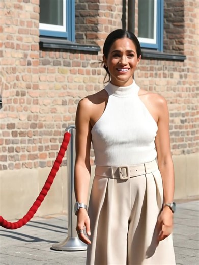 “Her legs look like matches?!” Meghan Markle’s casual leggings outfit sparked a wave of harsh comments online 🖤🔥 See the photos everyone’s talking about in the comments👇📸 | Worldwide Stars