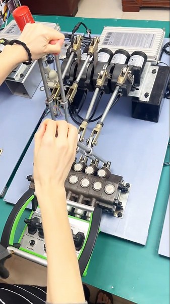 🚜 Remote Control Excavator Valve System | Amazing Hydraulic Joystick Control Machine