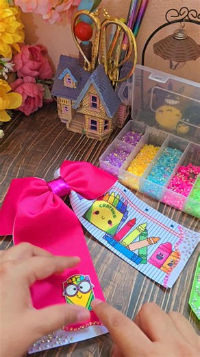 53K views · 1.2K reactions | Tutorial de Cheer bow combinado con cinta de diseño escolar. Una idea compartida de nuestra compañera Yoshi Clavel. Espero te guste y compartas esta clase para llegar a más ojitos. 殺﫶❤️ | Crea con Mariel Ocampo | Facebook