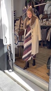 82 reactions | Consultas y pedidos al WhatsApp 635 627 495 Envíos a toda España incluido Baleares  Vestido de punto ideal tallas M y L y XL y doble XL . Abrigo de pura lana, 3/4 súper abrigadito tallas 44 46 . #tiendasbonitas #puntolanashop #sanlucardebarrameda #trajes #abrigos #vestidoslargos #vestidosparaeventos #vestidos #complementos | Cristina Morales Galan | Facebook