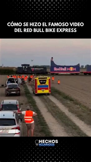 Red Bull se ha hecho tan famosa por su marketing como por sus bebidas energéticas. ⚡️La marca destaca por una publicidad audaz y poco convencional, que a menudo lleva al límite con deportes extremos, acrobacias y eventos llenos de adrenalina. 🚀Desde patrocinar equipos de Fórmula 1 y competencias de clavados en acantilados, hasta el histórico salto espacial del Red Bull Stratos, sus campañas giran en torno a la emoción, el riesgo y la aventura. 🌍✨En lugar de apostar por anuncios tradicionales, 