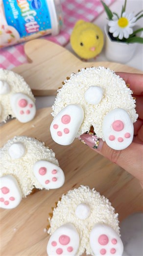 Easter cupcakes. How fun are these little bunny bums! #easter #easterbaking #eastertreats #eastercake #eastercupcakes #cake #cupcakes #easterdessert #easterideas #baking #sweets #desserts #treatmaker #treatmakers #desserthack #easyrecipe #easyrecipea #recipes #treats #cupcakedecorating #funfetti #funfetticake | beautyanddasweetz