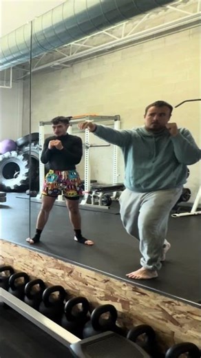 Boxing shadow boxing: slow motion to make sure you use the kinetic chain