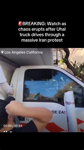 Watch as a U-Haul truck drove into thousands of demonstrators on Veterans Avenue in Los Angeles during an anti-Iranian regime protest involving pro-monarchist groups from the Iranian diaspora. Multiple people were injured. The driver is now in custody, police units have responded, and law enforcement are also working on the scene this is still developing #breakingnews #california #protests #uhaul #police