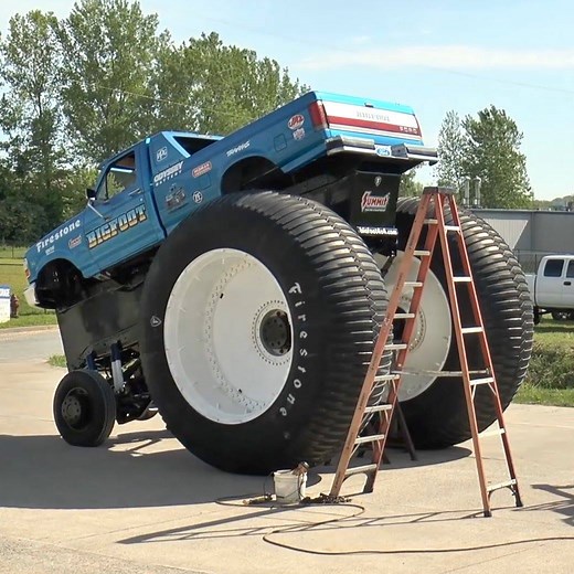 86M views · 707K reactions | This car weighs 13,000kg!!!  Watch how they put on these massive wheels!!! Check out BIGFOOT 4X4, INC. and their YT on BigFootOriginal | Supercar Blondie | Facebook