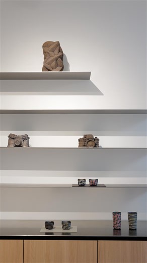 介了JIELE on Instagram: "竹内真吾的展览现场以高度克制的空间策略构建出一种感知性的研究场域。 作品通过对材料属性、尺度关系与结构逻辑的精细调度，强调形式生成过程中时间与重复的作用机制。展陈并未将作品视为孤立的对象，而是将其置入与建筑、光线及观者身体持续互动的系统之中。 在行走与观看的过程中，观者的感知被不断延迟与校准，从而暴露出日常视觉经验中常被忽略的微观差异。该现场由此成为一处关于感知、秩序与生成条件的实验性空间。 Shingo Takeuchi’s exhibition site constructs a perceptual field of inquiry through a highly restrained spatial strategy. By precisely orchestrating material properties, scalar relationships, and structural logic, the works foreground the role of time and repetition in processes 