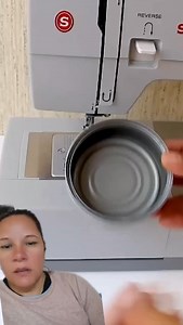 Convierte una lata de atún en un alfiletero hermoso y práctico 🧵✨ #CosturaCreativa #DIYAlfiletero #ReciclaYDecora #CosturaFacil #TrucosDeCostura #ManualidadesCostura | 𝗔𝗽𝗿𝗲𝗻𝗱𝗲𝗬𝗮 𝗖𝗼𝗻 𝗩𝗮𝗹𝗲𝗲