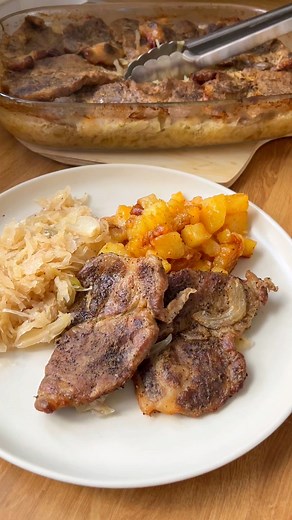 1.9M views · 27K reactions | Káposzta ágyon sült sörös karaj, recept kommentben | Bettisdailykitchen | Facebook