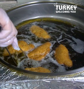 Savory or sweet, this Turkish breakfast specialty is about to conquer your heart ❤️ #turkishstreetfood #turkishbreakfast #turkishsnack #turkishbread | Taste Lab