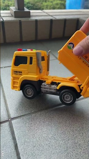 台灣垃圾車 垃圾車音樂 垃圾車玩具 聲光垃圾車 模型車 台灣好車隊玩具 Taiwan Garbage Truck Toys 清掃車 ごみ収集車のおもちゃ #shorts