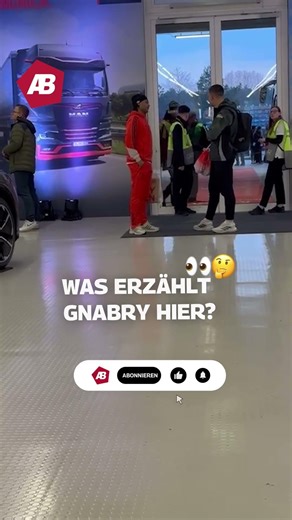 Was erzählt Gnabry Rhani hier wohl nach seinem Doppelpack? Wir wollen von euch in den Kommentaren...