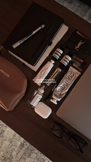 R (@remuie)’s video of What's In My Tote Bag