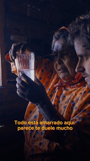 Casi todos los pueblos indígenas tienen curanderos, chamanes o médicos tradicionales que curan con elementos naturales. Catalina es una de ellas, y en su casa recibe a quien lo necesita para curar y quitar las malas energías con humo de tabaco, agua y huevo.El huevo absorbe todo lo malo, lo cual puede ser observado… si se sabe observar lo absorbido. Historia completa en mi canal de YT 🥚✨ #SoyTribu | Soy Tribu
