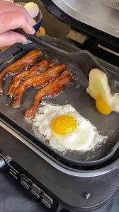 Diner breakfast in a pinch 👌. Get crispy bacon, fluffy pancakes, and sizzling eggs all on the Ninja® Foodi® Smart XL Pro Grill & Griddle, at HOME. You can cook so many foods other grill’s can’t with 7 cooking functions, including Air Crisp, Bake, Roast, and more. Get the full recipe: https://bit.ly/3ABKpxs. 🎥: Matt E. | Ninja Kitchen