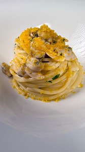 17K views · 190 reactions | SPAGHETTI VONGOLE E BOTTARGA Ci sono piatti che ti rimangono nel cuore. A noi questi spaghetti con vongole e bottarga di Pasquale hanno fatto proprio questo effetto, e a voi?  Ricetta completa: https://bit.ly/3WoUFD7 | Chef in Camicia | Facebook