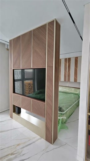 Интерьер, который выглядит дороже благодаря деталям 1️⃣ ТВ-стойка 2️⃣ Встроенный шкаф