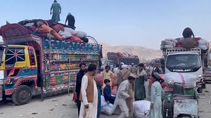Border crossing with Afghanistan swamped by Afghans after Pakistani expulsion order