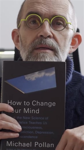 Liv Brunet BFLC on Instagram: "Trois livres qui ont changé ma vie 📚💫 Mon livre "Transforme ta vie avec Les Trois Principes" sort aujourd'hui aux éditions @lelotusetlelephant Il est disponible partout, en ligne et dans toutes les bonnes librairies. C'est notamment grâce à : "How to change your Mind" de Michael Pollan (2018 - traduit en français sous les titres navrants "Voyage aux confins de l'esprit" ou "Les nouvelles promesses des psychotropes") "The Wisdom of Insecurity" de Alan Watts (1951