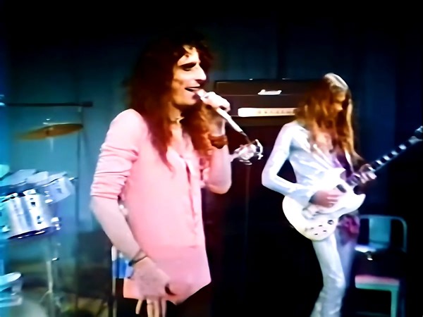 Alice Cooper - Detroit Tubeworks 1971 (remaster HD 60fps) Recorded at WXON TV studios in Detroit, and broadcast in January 1971, as Detroit Tubeworks, with a simulcast on WABX Radio. Songs: 0:00 I'm Eighteen 4:02 / 10:08 Is It My Body - My Very Own - Is It My Body reprise (two takes) 16:13 Black Juju | KaTman's Video Jukebox