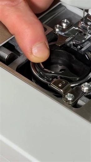 ➡️ Wie entnimmt und setzt man den Spulenkapsel richtig in einer Nähmaschine mit horizontalem Greifer ein? 🔥 #necchi #naehmaschine #naehen #naehtechnik #lifehack | Nähberater