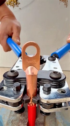 Crimping a Copper Cable Lug with a Hydraulic Tool for a Secure Connection #shorts