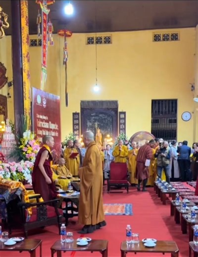 Hoàng tôn Vairochana Rinpoche, thành viên Hoàng gia Bhutan tới thăm, lễ Phật ở chùa Quán Sứ - Hà Nội