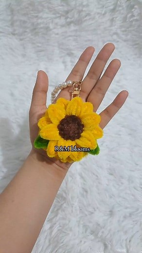 Our handmade fuzzy wire sunflower mirror keychain. 🌻 We also offer: 💐customized flower bouquet 🌼keychains 🌷flower in a pot 🌻penholder with mirror 🥀flowers in a basket 🌸mirror keychain 📩 For orders/inquiries, kindly send us a message. 📍Dasma, Cavite #handmade #fuzzywire #flower #mirror #keychain #smallbusiness | R&M blooms