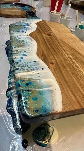 43K views · 953 reactions | So many ways to do an ocean piece but this one has to be my favorite! Love the blending of colors and the pattern that a hairdryer makes! #resinart #oceanart #oceanresin #oceanresinartist #tesinartist #resinartistofinstagram #epoxyart #epoxy #epoxyresin | Mohanima | Facebook