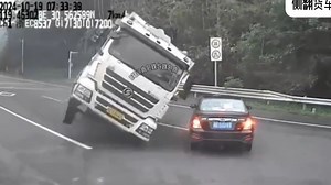 10.19浙江湖州，轿车被侧翻货车压住滑行司机身亡。