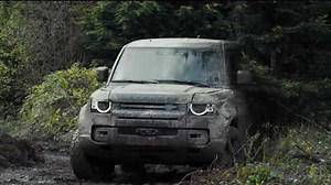 Dans cette pub à la James Bond, le Defender en prend pour son grade !