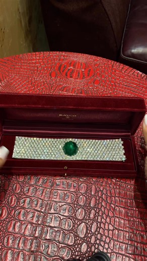 One of my all-time favorite bracelets is this stunning Bayco Jewels emerald and diamond piece, simply pure magic. A 72-carat octagonal Zambian cabochon emerald, effortlessly floating in a sea of sparkling diamonds, all set in platinum. It moves like silk, feels like a dream, and the craftsmanship is simply next level. | Champagne Gem