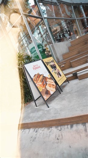 ✨🎶 เสียงประสานที่ทำให้บทเพลงในคืนเทศกาลคริสต์มาสอีฟอบอุ่นขึ้น ในงาน Open Mic: Christmas Eve Choirs ณ The Commons Saladaeng เมื่อวันที่ 24 ธันวาคม 2568 🎤 ที่ครั้งนี้ Mahajak Pro อยู่เบื้องหลังทุกโชว์ ด้วย - JBL PRX ONE, EON ONE, EON712 - Shure SM58, PGA58 - Soundcraft Ui24R - dbx dB 12 ทุกโน้ต ทุกอารมณ์ ถูกถ่ายทอดอย่างเต็มพลังด้วยระบบเสียงจาก Mahajak Pro เพราะทุกโชว์…เราพร้อมซัพพอร์ต 🎤🔊 ✔ “Mahajak’s got your back” . 🏣เชิญเลือกชมสินค้าเพื่อมืออาชีพได้ที่โชว์รูมของเรา มหาจักรฯ สำนักงานใหญ่ Tel