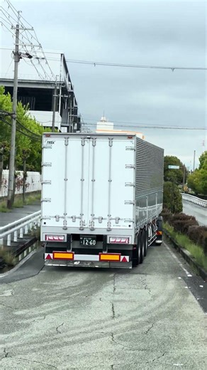 大型トレーラーこれはやばい運転の上手さやなあ💦前がぎりぎりやなあ💦凄い#トラック #automobile