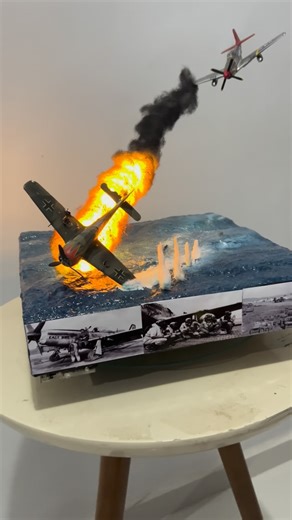 SMALLWORLD.JL on Instagram: "Meu coração errou até as batidas com esse diorama INCRÍVEL 🤯🔥🤩 Avião P51 abatendo Alemão FW190 nesse mar incrível e para contar um pouco sobre a história dessa batalha, reunimos fotos reais desses incrível aviões que fizeram história. . . . . . . #military #diorama #miniaturas #battlefield #warthunder"