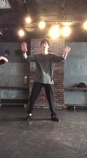 ⭐︎生徒のマイケルダンス、レッスン風景〜（スムクリ中間編）元々がダサい振り付けなので、かなり難易度は難しく、下手すりゃアメンボウやドリフになるから徹底的にレクチャーしてます！マイケルジャクソン ダンス