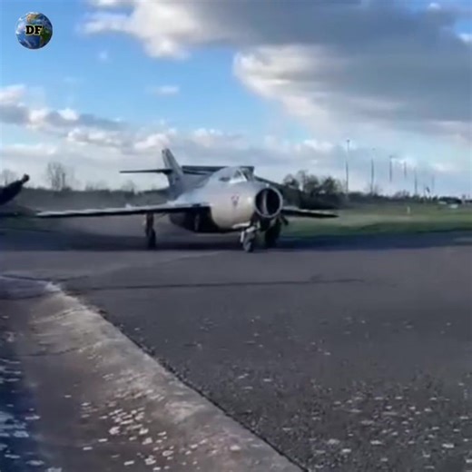 Jet tempur legendaris MiG-17 lahir dari ambisi Uni Soviet untuk menguasai langit di era Perang Dingin. Dikenal sebagai penerus MiG-15, pesawat ini membawa kecepatan, stabilitas, dan kemampuan manuver ekstrem yang membuatnya ditakuti lawan. Dari langit Vietnam hingga Timur Tengah, MiG-17 membuktikan bahwa desain sederhana bisa menghasilkan kekuatan luar biasa. Bagaimana pesawat ini mampu mengalahkan jet-jet modern Amerika? Temukan jawabannya dalam video lengkapnya di YouTube Channel Defense Matri