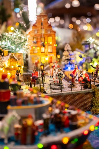 SINTERKLAAS MINIATUREN🎁🥳 Maak een gezellig Sinterklaas-miniatuurdorpje met de stoomboot, pietjes, het paard van Sinterklaas en natuurlijk Sinterklaas zelf. Voeg boompjes, lichtjes en allerlei vrolijke details toe en haal de feestelijke sfeer gewoon bij je thuis! Hoe leuk is dat?😍 | Intratuin Duiven