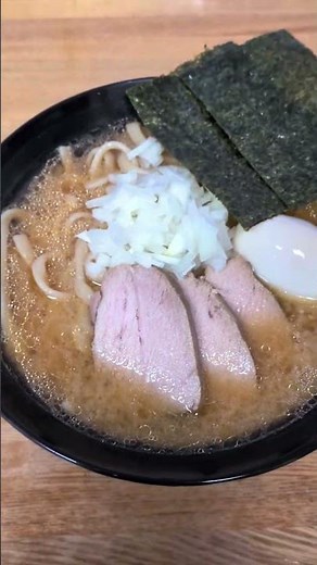 自宅飯 料理記録 自作ラーメン味噌ラーメン。麺は平打ち極太麺。二郎系に使う麺だがやはり味噌に合う。トッピングは刻み玉ねぎ・豚モモチャーシュー・味玉・海苔。スープのベースは鶏だし。#おうちごはん