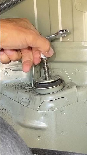 How to Replace Rear Shocks on a Honda Civic 8th generation 2009 #shocks #civic #civic8thgen