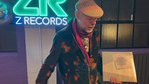 I ordered a new / old vinyl album this week. Here I am opening the mailer when it arrived. Not sure the skip through does it justice. The video is too long for instagram with their silly low attention span time limit, so it’s just for you lucky old Facebook men | Dave Lee JN