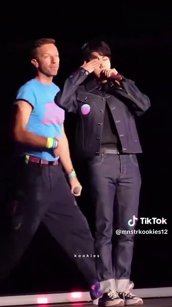 Jin Menyamar Jadi Alien di Konser Coldplay