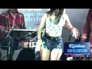 Grupo Kazzabe Flaca sube al escenario.