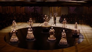 For this Dior autumn-winter 2024-2025 ready-to-wear show, Maria Grazia Chiuri has reflected on the transitional era of the late 1960s, when fashion left the atelier to conquer the world. Hence the birth in 1967 of Miss Dior, a women’s line that introduced ready-to-wear and was entrusted by Marc Bohan to his assistant Philippe Guibourgé. The collection celebrates the shapes and materials that, when the Miss Dior boutique opened in Paris, gave impetus to a new way of dressing that could unite nume