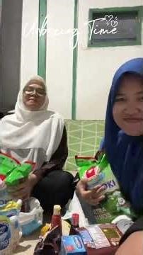 Residents Unbox Gifts from Prabowo's Open House: A Can of Biscuits, a Tumbler, and Basic Necessities