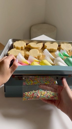 Melissa’s Sweet Tooth on Instagram: "POV: You send me a message asking if I can make you some Spring/flower themed cookie kits so you can have fun decorating cookies with your friends🌸🐣 • • • #asmr #asmrsounds #cookies #cookiedecorating #decoratedcookies #cookiepackaging #cookieideas #cookieinspo #bakingreels #decoratedsugarcookies #royalicing #cookievideo #cookiekit #satisfyingvideos #sugarcookies"