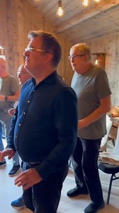 Hei folkens, breaking news følger! I mars vil dere oppleve mannskoret slik dere aldri har opplevd oss før… Da presenterer vi nemlig det som blir vår aller første helaftens revy, en forestilling som vi ubeskjedent tror vil løfte stemningen i salen til astronomiske høyder🙂 Dette blir altså enda en grunn til å glede seg til våren, og i snutten ser du et lite klipp fra helgas øvelse i Kælvhåggån 😵‍💫 | Rennebu Mannskor