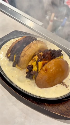What Happens When You Order a Cheeseburger in Tokyo