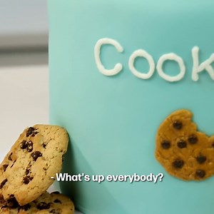 DIY your very own yummy Chocolate Chip Cookie Jar Cake! For mine I made it with chocolate chip cake and a cookie filling 🍪 | The Icing Artist